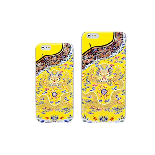 Mỗi chiếc vỏ điện thoại có giá 8 USD (khoảng 180.000 đồng), được in hình giống với “long bào” mà các vị hoàng đế từng mặc. Mỗi chiếc vỏ điện thoại có giá 8 USD (khoảng 180.000 đồng), được in hình giống với “long bào” mà các vị hoàng đế từng mặc.