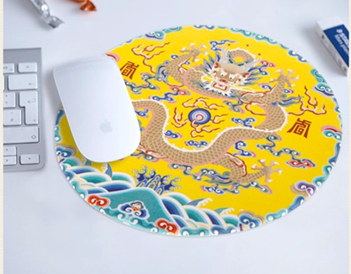 Miếng lót chuột máy tính có giá 6 USD (tương đương với 135.000 đồng). Miếng lót chuột máy tính có giá 6 USD (tương đương với 135.000 đồng).
