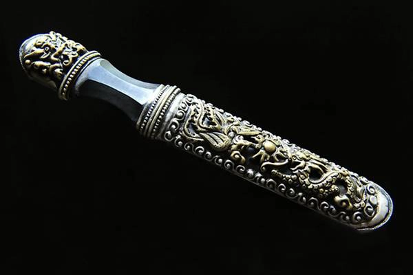 Dao Tây Tạng là món đồ lưu niệm đặc biệt, được trạm trổ công phu. 