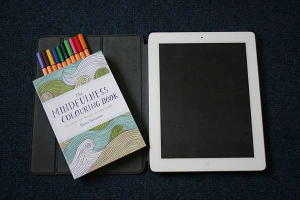 Máy tính bảng, sách tô màu là các vật dụng giải trí hữu ích. Máy tính bảng, sách tô màu là các vật dụng giải trí hữu ích.