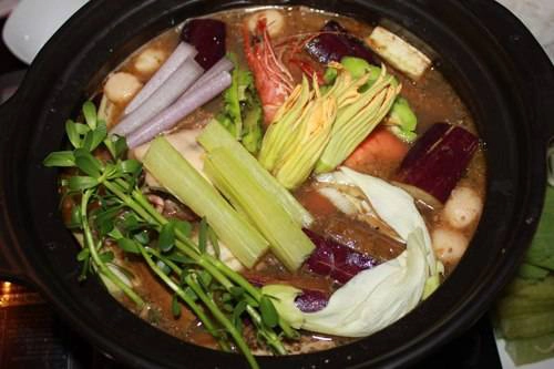 Bánh khọt dễ dàng chinh phục thực khách Hà Nội bởi vị giòn của vỏ bánh kết hợp vị đậm đà của nhân tôm thịt. Ảnh: buudienvietnam