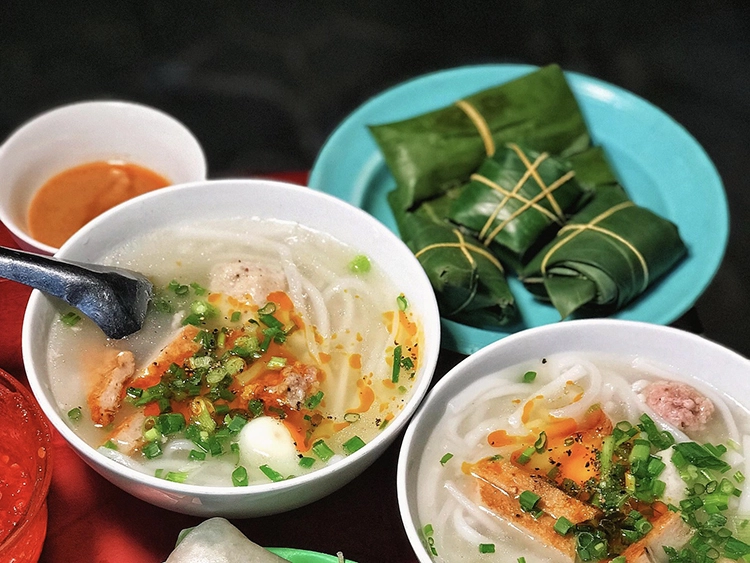 Mỗi tô bánh canh có giá từ 15.000 - 25.000. Nước dùng ngọt, đậm đà nhưng du khách có thể thêm ít tương ớt Quy Nhơn để thưởng thức vị cay nồng. Một số địa chỉ nên ghé là bánh canh da heo số 140 Nguyễn Thái Học, bánh canh Bà O số 384 Bạch Đằng, bánh canh cua O Huệ số 30 Trường Chinh,...