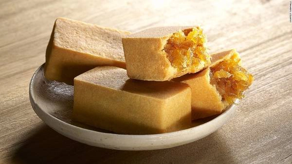 Bánh dứa: Những chiếc bánh nướng nhỏ xinh với phần nhân từ dứa và cùi dưa hấu, lớp vỏ giòn tan ngọt ngào không chỉ là món ăn vặt thú vị mà còn được nhiều du khách mua về làm quà cho người thân. Bánh dứa: Những chiếc bánh nướng nhỏ xinh với phần nhân từ dứa và cùi dưa hấu, lớp vỏ giòn tan ngọt ngào không chỉ là món ăn vặt thú vị mà còn được nhiều du khách mua về làm quà cho người thân.