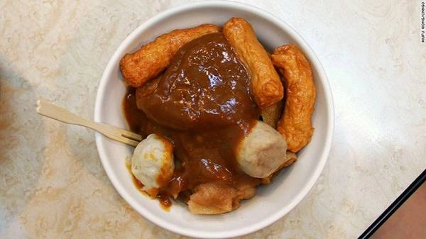 Tian bu la: Các miếng chả cá được nặn theo đủ mọi hình dạng, rán giòn và sau đó luộc trong nước dùng. Trước khi ăn, các miếng chả được vớt ra, rưới một nước sốt màu nâu có vị ngọt. Tian bu la: Các miếng chả cá được nặn theo đủ mọi hình dạng, rán giòn và sau đó luộc trong nước dùng. Trước khi ăn, các miếng chả được vớt ra, rưới một nước sốt màu nâu có vị ngọt.