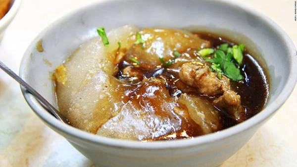 Ba wan (Sủi cảo khổng lồ): Lớp vỏ bánh được làm từ bột gạo, bột ngô và bột khoai lang và trở nên trong suốt sau khi hấp. Nhân bánh được làm từ rau, thịt lợn và đôi khi là trứng. Phần nước thịt ngọt ngào bên trong chảy ra hòa quyện với lớp vỏ mềm sẽ khiến bạn nhớ mãi. Ba wan (Sủi cảo khổng lồ): Lớp vỏ bánh được làm từ bột gạo, bột ngô và bột khoai lang và trở nên trong suốt sau khi hấp. Nhân bánh được làm từ rau, thịt lợn và đôi khi là trứng. Phần nước thịt ngọt ngào bên trong chảy ra hòa quyện với lớp vỏ mềm sẽ khiến bạn nhớ mãi.
