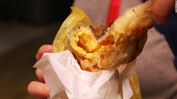 Bánh kếp hành: Chẳng gì hấp dẫn hơn một chiếc bánh kếp hành từ từ được xé ra, thêm phô mai và trứng. Mùi thơm tuyệt diệu từ hành và vị bùi của bột sẽ không làm các du khách thất vọng. Bánh kếp hành: Chẳng gì hấp dẫn hơn một chiếc bánh kếp hành từ từ được xé ra, thêm phô mai và trứng. Mùi thơm tuyệt diệu từ hành và vị bùi của bột sẽ không làm các du khách thất vọng.