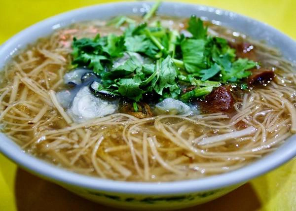 Mì hàu: Loại mì gạo sợi nhỏ được chan nước dùng đậm đà, thêm hàu và chút rau thơm tạo ra hương vị ấn tượng mà ít món có được. Mì hàu: Loại mì gạo sợi nhỏ được chan nước dùng đậm đà, thêm hàu và chút rau thơm tạo ra hương vị ấn tượng mà ít món có được.