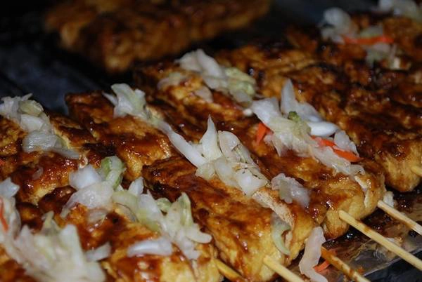 Đậu phụ thối: Bạn hoặc là sẽ thích mê hoặc là sẽ rất ghét món này bởi mùi đặc trưng của chúng. Đậu phụ được để lên men, sau đó rán giòn, thêm nước sốt cay ngọt. Nhiều người cho rằng đậu có mùi càng nặng thì càng ngon. Đậu phụ thối: Bạn hoặc là sẽ thích mê hoặc là sẽ rất ghét món này bởi mùi đặc trưng của chúng. Đậu phụ được để lên men, sau đó rán giòn, thêm nước sốt cay ngọt. Nhiều người cho rằng đậu có mùi càng nặng thì càng ngon.