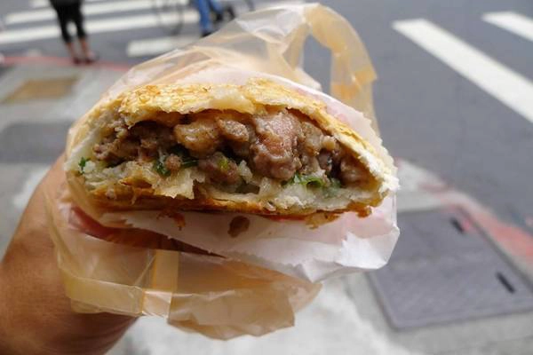 Bánh tiêu: Ghé chợ đêm Rao He, bạn sẽ được thưởng thức món bánh có lớp vỏ giòn và phần nhân thịt đậm đà thơm mùi hạt tiêu đen. Bánh tiêu: Ghé chợ đêm Rao He, bạn sẽ được thưởng thức món bánh có lớp vỏ giòn và phần nhân thịt đậm đà thơm mùi hạt tiêu đen.