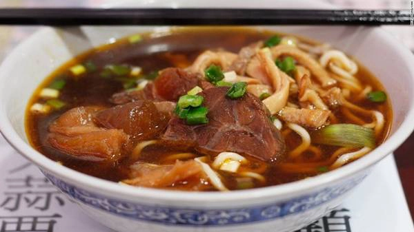 Mì bò: Món ăn tưởng chừng rất đơn giản này lại là chủ đề của nhiều cuộc thi đầu bếp. Ai cũng muốn đoạt danh hiệu “Vua mì bò”. Nước dùng đậm đà, cay cay cùng sợi mì mềm mượt có thể khiến mọi thực khách hài lòng. Mì bò: Món ăn tưởng chừng rất đơn giản này lại là chủ đề của nhiều cuộc thi đầu bếp. Ai cũng muốn đoạt danh hiệu “Vua mì bò”. Nước dùng đậm đà, cay cay cùng sợi mì mềm mượt có thể khiến mọi thực khách hài lòng.