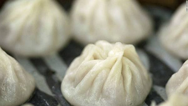 Há cảo ở Din Tai Fung: Với lớp vỏ mỏng mềm bọc ngoài lớp nhân thịt thơm phức, há cảo ở nhà hàng Din Tai Fung khiến du khách khó có thể dừng đũa. Bạn nên cẩn thận bởi nước thịt trong bánh khá nóng. Há cảo ở Din Tai Fung: Với lớp vỏ mỏng mềm bọc ngoài lớp nhân thịt thơm phức, há cảo ở nhà hàng Din Tai Fung khiến du khách khó có thể dừng đũa. Bạn nên cẩn thận bởi nước thịt trong bánh khá nóng.