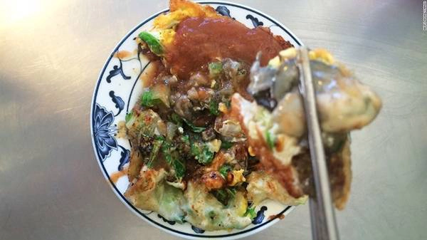 Trứng đúc hàu: Một chút hương vị của đất liền kết hợp với một chút hương vị của biển tạo ra món ăn độc đáo này. Trứng được cho thêm hàu, rau thơm, rán giòn và cho thêm chút sốt cay, ăn nóng. Trứng đúc hàu: Một chút hương vị của đất liền kết hợp với một chút hương vị của biển tạo ra món ăn độc đáo này. Trứng được cho thêm hàu, rau thơm, rán giòn và cho thêm chút sốt cay, ăn nóng.