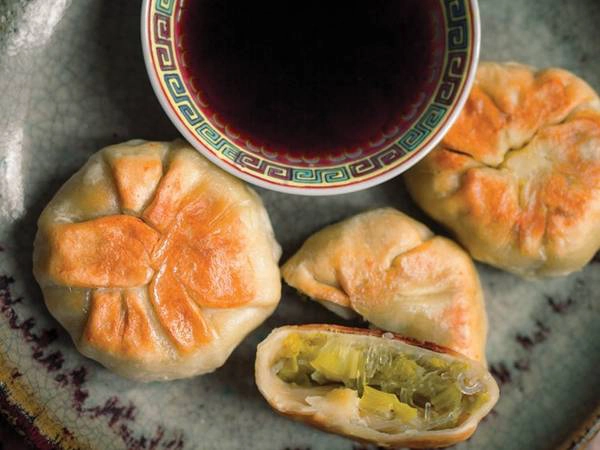 Bánh bao áp chảo: Lớp vỏ bánh vừa xốp mềm, vừa giòn tan kết hợp với nhân thịt đậm đà đẫm nước tạo ra một hương vị độc đáo, khiến du khách ăn mãi không trán. Bánh bao áp chảo của Đài Loan to hơn và được úp ngược khi cho vào chảo, khác với phiên bản Thượng Hải. Bánh bao áp chảo: Lớp vỏ bánh vừa xốp mềm, vừa giòn tan kết hợp với nhân thịt đậm đà đẫm nước tạo ra một hương vị độc đáo, khiến du khách ăn mãi không trán. Bánh bao áp chảo của Đài Loan to hơn và được úp ngược khi cho vào chảo, khác với phiên bản Thượng Hải.