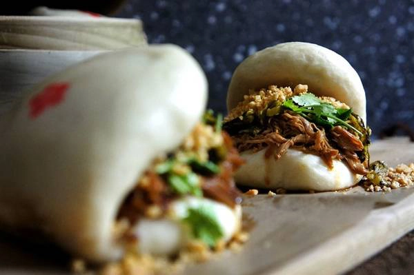 Bánh bao kẹp thịt: Có thể coi đây là bánh hamburger kiểu Đài Loan, với lớp vỏ bánh mềm thơm gập đôi, bên trong là thịt lợn hầm, bắp cải muối, lạc giã nhuyễn và rau thơm. Hãy cắn một miếng thật to để thưởng thức hương vị chua, mặn, ngọt và béo ngậy khiêu vũ trong miệng. Bánh bao kẹp thịt: Có thể coi đây là bánh hamburger kiểu Đài Loan, với lớp vỏ bánh mềm thơm gập đôi, bên trong là thịt lợn hầm, bắp cải muối, lạc giã nhuyễn và rau thơm. Hãy cắn một miếng thật to để thưởng thức hương vị chua, mặn, ngọt và béo ngậy khiêu vũ trong miệng.