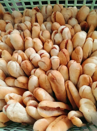 Những tiệm bánh mì cay đắt khách thường là ở vỉa hè. Những tiệm bánh mì cay đắt khách thường là ở vỉa hè.