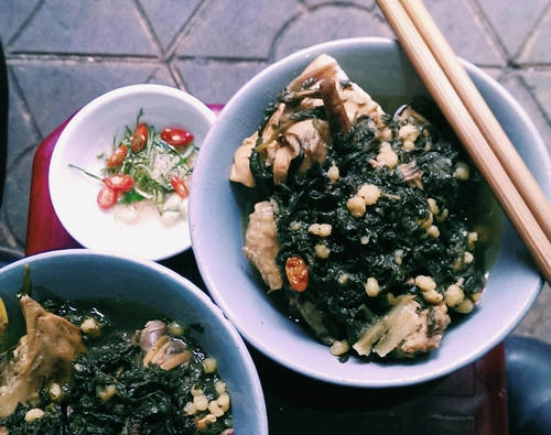 Bát gà tần này vẫn luôn được kiếm tìm ở chợ Đổ - thành phố Hải Phòng dù người gánh hàng rong không ngồi cố định một chỗ. Bát gà tần này vẫn luôn được kiếm tìm ở chợ Đổ - thành phố Hải Phòng dù người gánh hàng rong không ngồi cố định một chỗ.