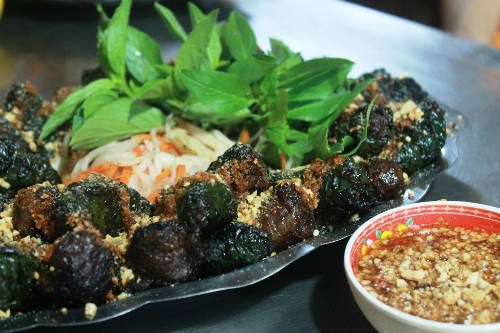 Bò lá lốt hấp dẫn cuốn bánh tráng và rau chấm với mắm. Ảnh: Minh Thùy Bò lá lốt hấp dẫn cuốn bánh tráng và rau chấm với mắm. Ảnh: Minh Thùy