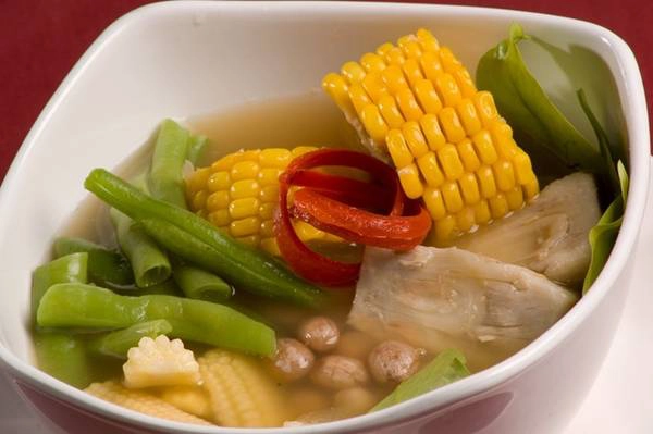 Sayur asem: Món canh me trong và thanh này thường được ăn kèm đồ rán, do chứa nhiều loại rau và các nguyên liệu đặc trưng của Indonesia như melinjo (rau bép), bilimbi (chua me đất) và su su. Ảnh: Kulinerenak.