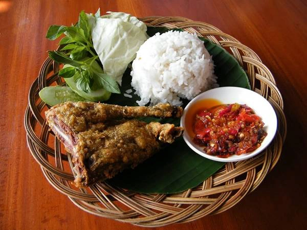 Bebek goreng: Vịt là loại gia cầm phổ biến ở Indonesia, tuy nhiên các món ăn từ vịt có cách chế biến khá cầu kỳ. Vị được rán giòn, ăn cùng cơm. Ảnh: Sethlui.