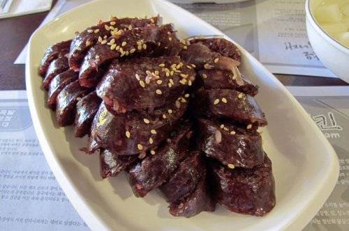 Injo Gogi Bap Đây là một món ăn đường phố phổ biến ở Triều Tiên, có từ khoảng những năm 1990 khi đất nước trong tình trạng tiết kiệm mọi thứ, không bỏ phí thực phẩm. Các đồ ăn thừa như đậu nành được chế biến lại thành xúc xích. Ngày nay, nó trở thành một món rất hấp dẫn, ngon hơn khi dùng kèm sốt cay và cơm. Injo Gogi Bap Đây là một món ăn đường phố phổ biến ở Triều Tiên, có từ khoảng những năm 1990 khi đất nước trong tình trạng tiết kiệm mọi thứ, không bỏ phí thực phẩm. Các đồ ăn thừa như đậu nành được chế biến lại thành xúc xích. Ngày nay, nó trở thành một món rất hấp dẫn, ngon hơn khi dùng kèm sốt cay và cơm.