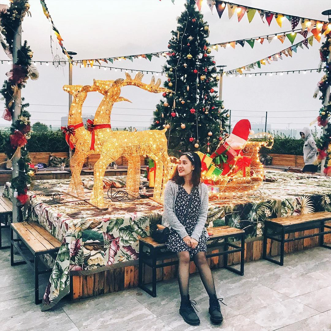 Kim chi: Là một món ăn xuất hiện hàng ngày trong bữa cơm của người Triều Tiên, kimchi làm từ dưa chuột, cải bắp đã ngâm, ướp cùng các loại tỏi, ớt, gừng, hay bột đậu. Kim chi: Là một món ăn xuất hiện hàng ngày trong bữa cơm của người Triều Tiên, kimchi làm từ dưa chuột, cải bắp đã ngâm, ướp cùng các loại tỏi, ớt, gừng, hay bột đậu.