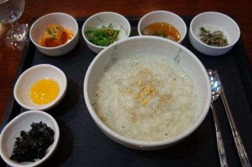 Cháo ngô: Món cháo nóng hổi này làm từ ngô là đồ ăn sáng rất phổ biến, được nhiều người Triều Tiên ưa thích. Cháo ngô: Món cháo nóng hổi này làm từ ngô là đồ ăn sáng rất phổ biến, được nhiều người Triều Tiên ưa thích.