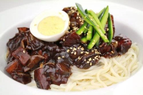 Naengmyun: Mì lạnh còn được gọi là naengmyun, cũng là một món ăn thường xuyên có mặt trong bữa cơm của người Triều Tiên. Món ngon này làm từ lúa mì, kiều mạch và cả khoai tây. Naengmyun: Mì lạnh còn được gọi là naengmyun, cũng là một món ăn thường xuyên có mặt trong bữa cơm của người Triều Tiên. Món ngon này làm từ lúa mì, kiều mạch và cả khoai tây.
