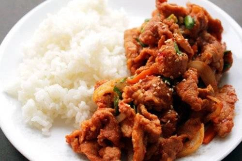Bulgogi: Đây là một loại thịt chế biến như barbecue (đồ nướng) có trong các nhà hàng Triều Tiên. Nguyên liệu chính là thịt đã tẩm ướp nước sốt, gia vị, thực khách lựa chọn rồi tự đem đi nướng bằng bếp than củi hoặc lò ga loại nhỏ. Bulgogi: Đây là một loại thịt chế biến như barbecue (đồ nướng) có trong các nhà hàng Triều Tiên. Nguyên liệu chính là thịt đã tẩm ướp nước sốt, gia vị, thực khách lựa chọn rồi tự đem đi nướng bằng bếp than củi hoặc lò ga loại nhỏ.