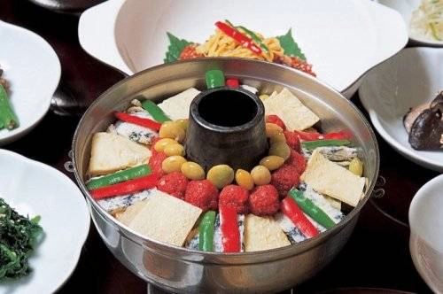 Sinseollo: Bữa tối trong nhà hàng ở thủ đô Bình Nhưỡng có giá dao động từ 7 đến 40 USD (tùy món bạn chọn). Sinseollo là một món ngon, dễ thưởng thức và dành cho nhiều người, bao gồm các loại rau sống, thịt và bánh hấp. Thực khách được phục vụ thêm nước, bếp than để tự mình nấu chín. Sinseollo: Bữa tối trong nhà hàng ở thủ đô Bình Nhưỡng có giá dao động từ 7 đến 40 USD (tùy món bạn chọn). Sinseollo là một món ngon, dễ thưởng thức và dành cho nhiều người, bao gồm các loại rau sống, thịt và bánh hấp. Thực khách được phục vụ thêm nước, bếp than để tự mình nấu chín.