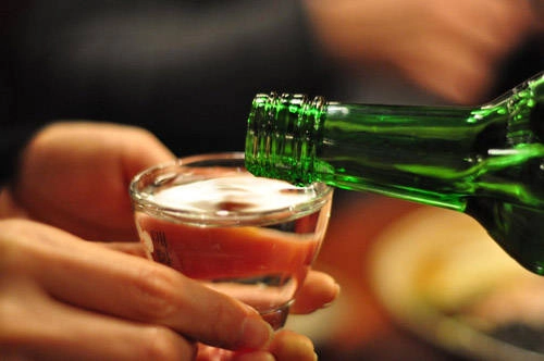 Người dân Triều Tiên ưa chuộng đồ uống của họ, đặc biệt là soju, một loại đặc sản làm từ gạo nổi tiếng của địa phương. Người dân Triều Tiên ưa chuộng đồ uống của họ, đặc biệt là soju, một loại đặc sản làm từ gạo nổi tiếng của địa phương.
