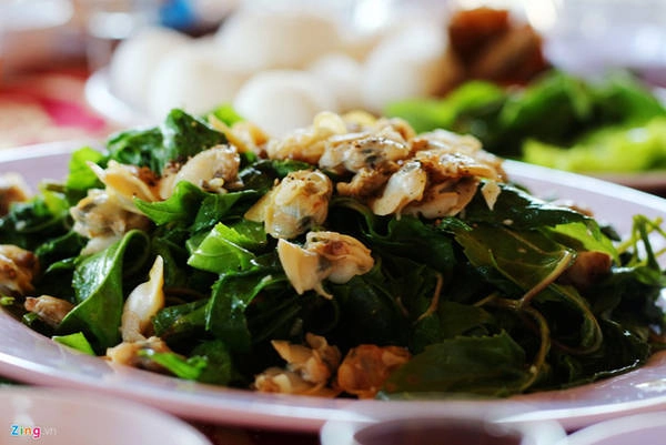 Nghêu xào lá buôi có cách chế biến đơn giản: nghêu được hấp chín, tách lấy ruột. Phi thơm tỏi, xào nhanh nghêu với lá buôi. Món ăn có vị thanh, mát.