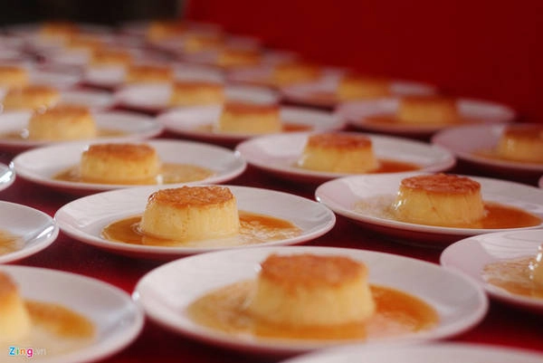 Bánh flan yến cùng các món yến khác như chè yến trái cây, chè yến chuối, chè yến sữa chua... là những món ngon được giới thiệu trong buffet yến giá 500.000 đồng một người tại Tam Thôn Hiệp.