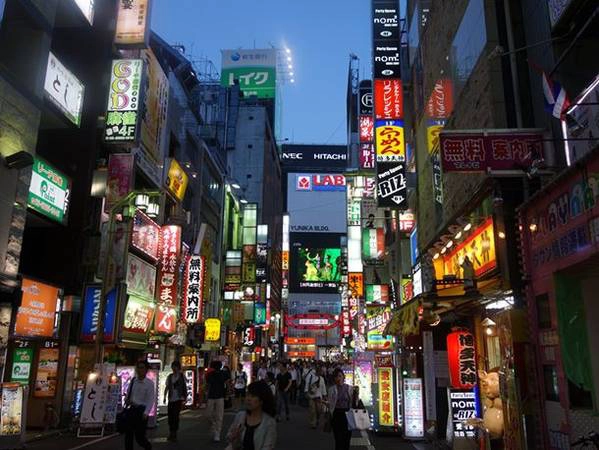 Một góc phố sầm uất ở khu Shinjuku vào ban đêm. Ảnh: Jay Friedman Một góc phố sầm uất ở khu Shinjuku vào ban đêm. Ảnh: Jay Friedman