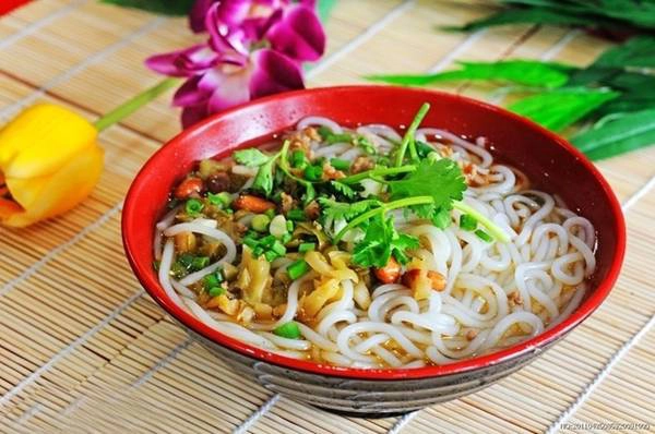 Mì Quế Lâm được làm từ bột gạo, sợi to và chắc như sợi spaghetti, ăn cùng thịt hấp hoặc thịt quay thái miếng, lạc rang, măng, rau thơm… Nước dùng chan vừa phải để trộn như mì Quảng. Các quán ăn để nhiều bát gia vị và một số món ăn kèm bên ngoài cho khách tự lấy thêm. Ảnh: Thebeijinger. Mì Quế Lâm được làm từ bột gạo, sợi to và chắc như sợi spaghetti, ăn cùng thịt hấp hoặc thịt quay thái miếng, lạc rang, măng, rau thơm… Nước dùng chan vừa phải để trộn như mì Quảng. Các quán ăn để nhiều bát gia vị và một số món ăn kèm bên ngoài cho khách tự lấy thêm. Ảnh: Thebeijinger.