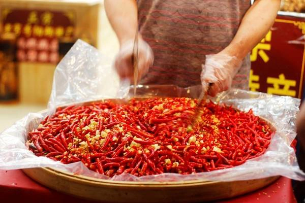 Món tương ớt Quế Lâm nổi tiếng đã có lịch sử hàng trăm năm được làm từ những nguyên liệu chủ yếu như ớt tươi, tỏi và đậu phụ. Không khó để bắt gặp hình ảnh những chủ quán biểu diễn ngay trước cửa hàng để thu hút khách du lịch trên phố Tây Dương Sóc. Ảnh: Lynn Đỗ. Món tương ớt Quế Lâm nổi tiếng đã có lịch sử hàng trăm năm được làm từ những nguyên liệu chủ yếu như ớt tươi, tỏi và đậu phụ. Không khó để bắt gặp hình ảnh những chủ quán biểu diễn ngay trước cửa hàng để thu hút khách du lịch trên phố Tây Dương Sóc. Ảnh: Lynn Đỗ.