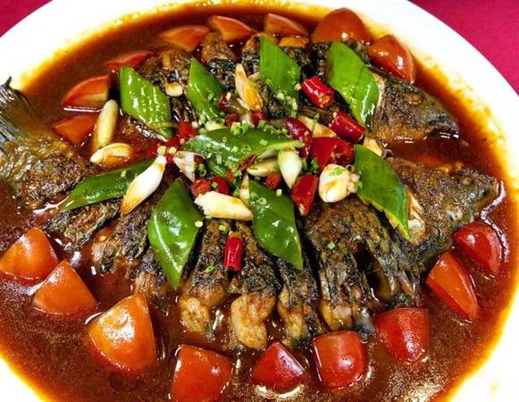 Cá bia Dương Sóc: Phải lựa cá từ sông Li, bia Dương Sóc và tương ớt Quế Lâm mới cho ra món cá bia Dương Sóc ngon đúng điệu. Một chảo cá to được đặt trên bếp để thực khách thưởng thức món ăn nóng sốt ngay tại bàn. Ảnh: Absolutechina. Cá bia Dương Sóc: Phải lựa cá từ sông Li, bia Dương Sóc và tương ớt Quế Lâm mới cho ra món cá bia Dương Sóc ngon đúng điệu. Một chảo cá to được đặt trên bếp để thực khách thưởng thức món ăn nóng sốt ngay tại bàn. Ảnh: Absolutechina.