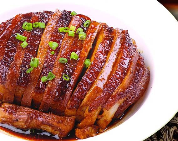 Thịt lợn kho cùng khoai sọ Lệ Phố là một món ăn truyền thống nổi tiếng ở Quế Lâm, thường có trong những buổi tiệc cưới hay những buổi lễ quan trọng. Trong ảnh là những miếng thịt lợn với bì vàng ươm xếp xen kẽ khoai sọ. Ảnh:: Fit120. Thịt lợn kho cùng khoai sọ Lệ Phố là một món ăn truyền thống nổi tiếng ở Quế Lâm, thường có trong những buổi tiệc cưới hay những buổi lễ quan trọng. Trong ảnh là những miếng thịt lợn với bì vàng ươm xếp xen kẽ khoai sọ. Ảnh:: Fit120.