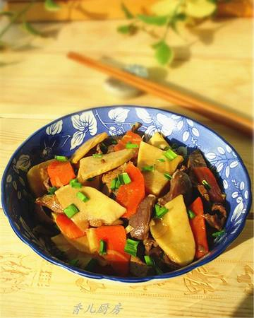 Món thịt bò xào măng không quá xa lạ với người Việt Nam, nhưng cũng là một trong những món khiến du khách phương tây thích thú. Ngoài măng và thịt bò còn được cho thêm nấm và một số loại gia vị tạo nên hương vị riêng. Ảnh: Douguo. Món thịt bò xào măng không quá xa lạ với người Việt Nam, nhưng cũng là một trong những món khiến du khách phương tây thích thú. Ngoài măng và thịt bò còn được cho thêm nấm và một số loại gia vị tạo nên hương vị riêng. Ảnh: Douguo.