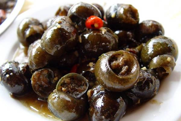Ốc sông Li nhồi thịt: Tuy tên gọi là “ốc sông Li nhồi thịt”, thực chất chỉ vỏ ốc được dùng để trang trí cho món ăn này. Thịt lợn băm nhỏ, trộn cùng một số loại rau, nấm, lá bạc hà, gia vị rồi nhồi trong những vỏ ốc to, đun nhỏ lửa trong một loại sốt cay đến khi thịt chín và ngấm gia vị, nước sốt sền sệt là có thể ăn được. Ảnh: You.ctrip. Ốc sông Li nhồi thịt: Tuy tên gọi là “ốc sông Li nhồi thịt”, thực chất chỉ vỏ ốc được dùng để trang trí cho món ăn này. Thịt lợn băm nhỏ, trộn cùng một số loại rau, nấm, lá bạc hà, gia vị rồi nhồi trong những vỏ ốc to, đun nhỏ lửa trong một loại sốt cay đến khi thịt chín và ngấm gia vị, nước sốt sền sệt là có thể ăn được. Ảnh: You.ctrip.