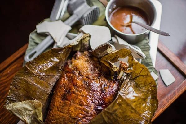 Vịt bọc lá sen: Nhồi thịt nạc lợn, măng tươi, jambon, rễ khoai sọ, nấm, đậu xanh và tôm đã được nêm nếm gia vị đặc trưng vào bên trong con vịt, bọc lá sen ở bên ngoài rồi hấp trong một thời gian dài để cho ra món ăn vịt bọc lá sen rất bổ dưỡng. Ảnh: Eater. Vịt bọc lá sen: Nhồi thịt nạc lợn, măng tươi, jambon, rễ khoai sọ, nấm, đậu xanh và tôm đã được nêm nếm gia vị đặc trưng vào bên trong con vịt, bọc lá sen ở bên ngoài rồi hấp trong một thời gian dài để cho ra món ăn vịt bọc lá sen rất bổ dưỡng. Ảnh: Eater.