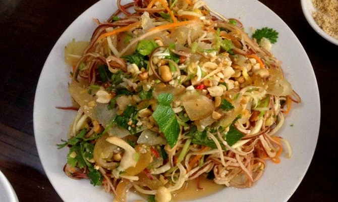 Nộm da trâu: Da trâu dày, cứng và dai, thường chỉ dùng làm da trống lại được người Sơn La tận dụng làm món nộm. Để giảm độ dai, người dân ở đây phải sơ chế da trâu qua những giai đoạn như hơ lửa, ngâm nước lã, lọc và đập da nhiều lần. Nộm da trâu được trộn với măng rừng và mùi tàu, ăn giòn sật, chua thanh rất lạ miệng. Ảnh:Vietskytourism.