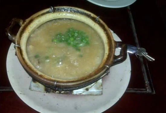 Canh mọ: Canh mọ vốn dĩ là món ăn vào các dịp lễ Tết của dân tộc Khơ mú sống tại Sơn La. Canh mọ được chế biến từ các loại thịt chuột, chim, sóc sấy khô, băm nhỏ trộn với hoa chuối và các loại gia vị. Sau đó, người ta nhồi phần nhân vào ống tre, đổ thêm nước vào đem đốt như đốt cơm lam. Khi đổ ra bát sẽ thấy canh sền sệt, ăn cùng xôi nếp rất ngon. Ảnh: Tuhaoviet, Nongthonviet.