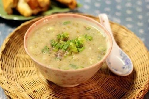 Cháo mắc nhung: Để có món cháo mắc nhung chuẩn vị, người Sơn La thường chọn tấm đầu vụ gặt non, nấu cùng sườn lợn hun khói. Khi cháo chín tới, cho quả mắc nhung vào, đập dập thêm củ gừng, ớt nướng và sả. Ở một số nơi, người ta trộn quả mắc nhung với tấm, túm vào lá chuối buộc chặt, vùi trong tro bếp hoặc đồ xôi là đã có ngay một món mắc nhung sền sệt, đắng nhẹ, thơm cay ăn rất lạ miệng. Ảnh: Tuhaoviet, Baomoi.