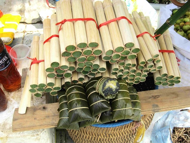 Cơm lam: Cơm lam chuẩn phải được chế biến từ gạo nương, ngon nhất là gạo cẩm và nếp cái hoa vàng. Gạo cho thêm chút muối, gừng, ngâm ủ qua đêm. Sau đó cho vào ống tre, thêm nước và bịt kín lại bằng lá chuối rồi đốt trên bếp lửa. Tùy theo sở thích mỗi người, bạn có thể ăn cơm lam cùng muối vừng hoặc chẳm chéo. Ảnh: Cooky, VOV.