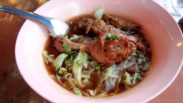 Mỳ gà với những cọng mì to như bánh phở ăn kèm các loại rau thơm và đùi gà lớn có gái 50 baht. Ảnh: 
