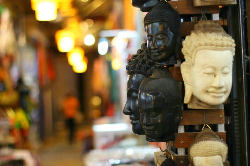 Tượng Bayon được bán rất nhiều ở Siêm Riệp. Tượng Bayon được bán rất nhiều ở Siêm Riệp.