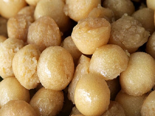Bánh bò thốt nốt có màu vàng tự nhiên, thường được gói trong lá chuối xiêm, bên trên có lớp dừa nạo. Ảnh: dulichvn.