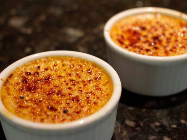Crème brûlée (Pháp): Đây là món tráng miệng được yêu thích nhất nước Pháp, với phần bánh trứng béo ngậy, phủ một lớp caramel giòn có màu nâu bắt mắt. Crème brûlée (Pháp): Đây là món tráng miệng được yêu thích nhất nước Pháp, với phần bánh trứng béo ngậy, phủ một lớp caramel giòn có màu nâu bắt mắt.