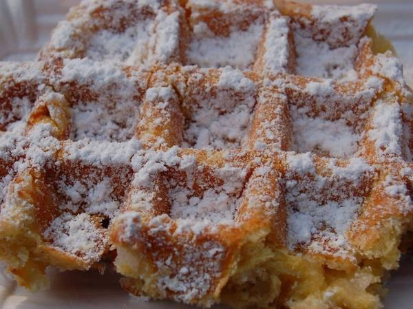 Bánh waffle (Bỉ): Bánh waffle có nguồn gốc từ Bỉ và là món ăn vặt được yêu thích ở đây. Món bánh ngậy bơ này ăn ngon nhất khi còn nóng, rắc thêm bột đường hoặc ăn kèm bơ Nutella. Bánh waffle (Bỉ): Bánh waffle có nguồn gốc từ Bỉ và là món ăn vặt được yêu thích ở đây. Món bánh ngậy bơ này ăn ngon nhất khi còn nóng, rắc thêm bột đường hoặc ăn kèm bơ Nutella.