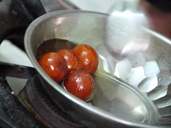 Gulab jamun (Ấn Độ): Gulab jamun là một trong những món tráng miệng được yêu thích nhất ở Ấn Độ. Được mô tả giống như bánh donut nhúng si-rô ngọt, gulab jamun làm từ bột sữa và được rán trong ghee - một loại bơ. Gulab jamun (Ấn Độ): Gulab jamun là một trong những món tráng miệng được yêu thích nhất ở Ấn Độ. Được mô tả giống như bánh donut nhúng si-rô ngọt, gulab jamun làm từ bột sữa và được rán trong ghee - một loại bơ.